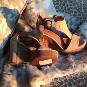 Gianni Bini 6 1/2 platform wedge. Natural/beige.